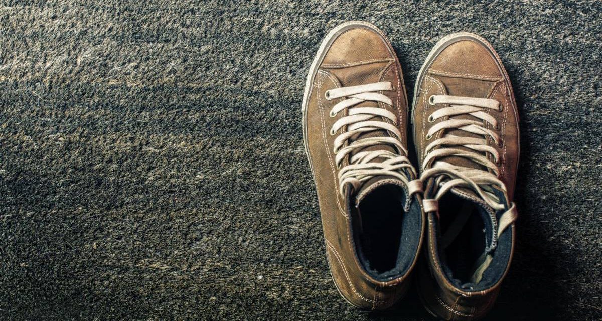 Caminar descalzo al aire libre “absorbe electrones” óptimos para la salud