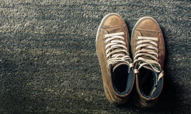 Caminar descalzo al aire libre “absorbe electrones” óptimos para la salud
